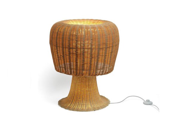 Une superbe lampe Amanita en rotin signée par les célèbres frères brésiliens Fernando et Humberto Campana pour Alessi. La lampe Amanita est issue d’un remarquable travail artisanal : les tiges de rotin sont minutieusement tressées à la main. Chaque exemplaire est unique. 379 € chez Made in design.