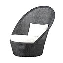 Le fauteuil bain de soleil Kingston saura parfaitement habiller vos extérieurs et les abords de votre piscine. En résine polyéthylène et tressée à la main, elle est garantie haute résistance à l’humidité avec une capacité d’évaporation. Fauteuil bain de soleil Kingston, 1 521 €, en vente chez Design Ikonik.