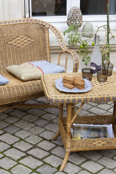 Une table basse grand-père en rotin super pratique qui vous permettra grâce à son double plateau, de disposer du plateau supérieur pour déposer divers objets, et du plateau inférieur pour ranger vos revues. Table basse grand-père, 147 € chez Kok Essentiel.