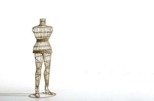 Un bel objet très décoratif qui apportera une touche de poésie à votre intérieur. Structure en métal. Mannequin en rotin naturel, 199 € chez AmPm.