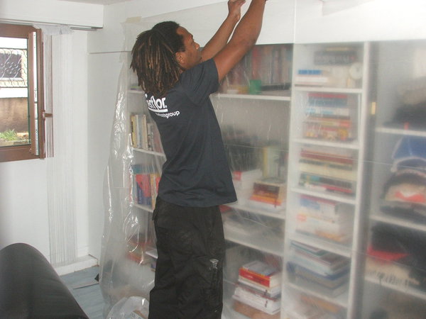 Etape 1 : Protéger les meubles, bibliothèques de la poussière de coupe à venir avec une bâche fine transparente en polyane facile à poser. Bien la scotcher avec du ruban adhésif.