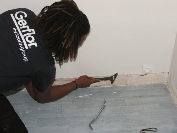 Etape 3 : Avec un grattoir multi-usages, retirer le surplus d’enduit, peinture, colle au niveau de la plinthe.