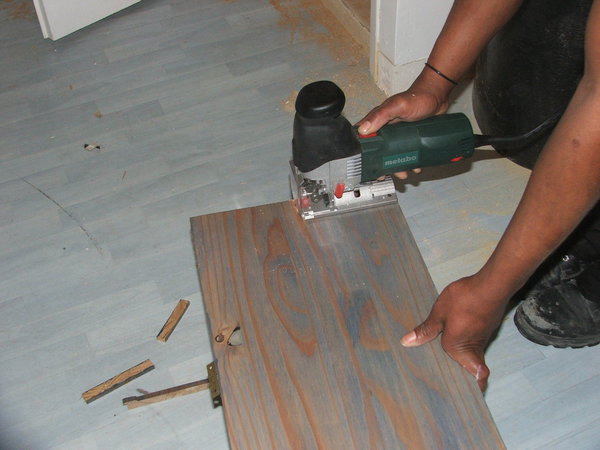 Etape 4 : Si nécessaire, au niveau des portes de placards et des portes d’entrée de la pièce, enlever plus ou moins 1,6 cm sur le bas des portes, du fait que les lattes avec la sous couche en polyéthylène auront une épaisseur de 1,3 cm. Utiliser une scie sauteuse pour cette opération.