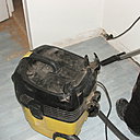 Etape 5 : Passer l’aspirateur sur l’ensemble de la pièce, en insistant surtout au niveau des plinthes.