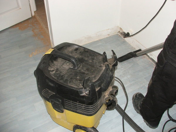 Etape 5 : Passer l’aspirateur sur l’ensemble de la pièce, en insistant surtout au niveau des plinthes.