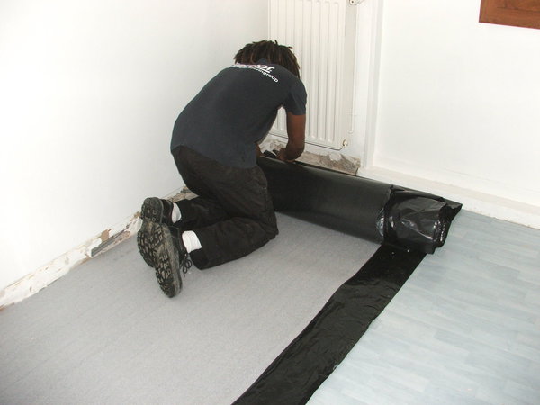 Etape 6 : Poser la sous-couche en polyéthylène sur l’ensemble de la pièce. La jonction entre deux lés de sous-couche se fera par un léger recouvrement de 5 cm. Cela aura pour effet de renforcer l’isolation acoustique.
