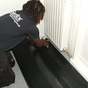 Etape 7 : Sur les remontées, au niveau des plinthes, couper au cutter un surplus de 7à 8 cm qui viendront se caler contre le revers de la plinthe.