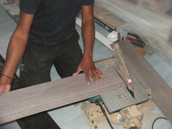 Etape 11 : Recouper la lame par rapport au tracé de la fausse équerre. Progresser dans votre travail sans faire toutes les coupes en une seule fois.