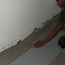 Etape 12 : Insérer la languette de la lame suivante, avec un angle de 20°à 25° dans la rainure de la lame en place, et rabaisser pour l’emboîter. Appuyer avec le plat des deux mains, sans utiliser de marteau ou autre outillage ; la pression manuelle suffit simplement.