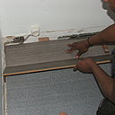 Etape 16 : Progresser ainsi au fur et à mesure en cliquant les lames de stratifié. Présenter la lame avec un angle de 20° insérer dans la languette et cliquer en appliquant une pression  du plat de la main.