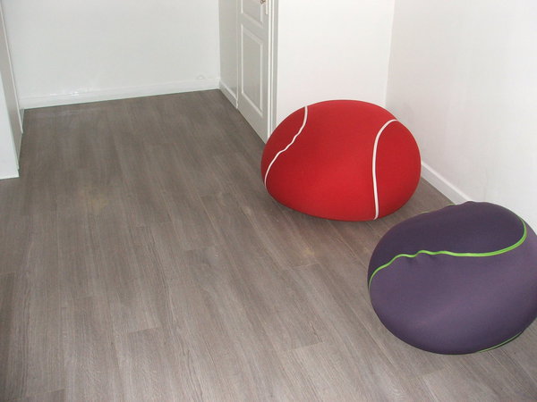 Une fois posées, les lattes de stratifié apporte un style contemporain à la pièce et une très grande facilité d'entretien.