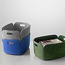 Un panier de rangement écolo, fabriqué dans un matériau issu à 100% du recyclage des bouteilles de plastique en PET. 48 x 35 x H 23 cm. 79 €. Design Mika Tolvanen. Panier de rangement Resto. Muuto. Goodobject.me