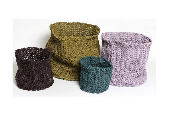 Des corbeilles façon récup, entièrement crochetées à la main en fil de téléphone épais. Petit modèle de 21 x H 20 cm : 150 €. Design Magda van der Vloed. Mahatsara.