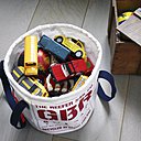 Des paniers uniques, ultralégers et solides car fabriqués à partir de toiles de bateau recyclées. Capacité 17 litres. 25 x H 25 cm. 47 €. Creative People.