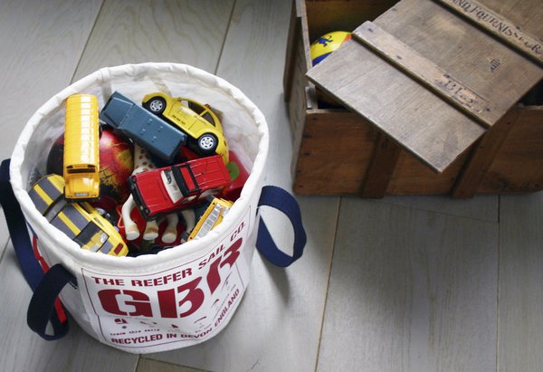 Des paniers uniques, ultralégers et solides car fabriqués à partir de toiles de bateau recyclées. Capacité 17 litres. 25 x H 25 cm. 47 €. Creative People.