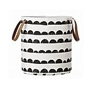 Un panier aux motifs ludiques. En coton 100% bio, il est équipé de lanières en cuir. 21,60 €. Ferm Living. Goodobject.me