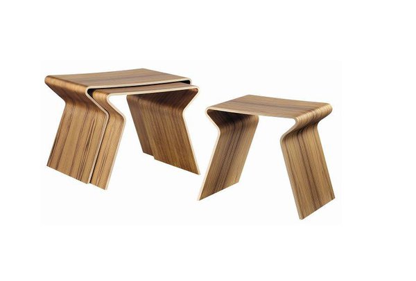 Fabriquées en une seule pièce de bois multiplis polyformé, ces tables gigognes sont un classique du design qui peut s’utiliser comme table mais aussi comme tabouret. Existe en placage teck, frêne noirci ou pin d’Oregon, finition huilée. La grande : 41 x 54 x 37 cm. 1200 €. Tables gigognes G. Jalk. La Boutique Danoise.