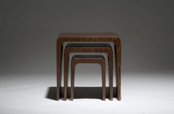 Des tables gigognes écolo, en Kerto, matériau formé de placage d’épicéa d’origine finlandaise. Dimensions de la grande : 45 x 40 x 45 cm. 328 €. Table gigogne Linja. Design Jukka T. Tapio. Punkalive. 1Rdesign.