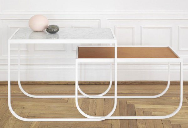 Pour créer ces tables, les designers Mats Broberg et Johan Ridderstrale se sont inspirés des décors pop des films de Jacques Tati, dans les années 60. Lignes modernes, structurées, coloris pop… Ces tables chêne ou marbre et métal laqué se déclinent dans un large choix de coloris. La grande : 63,5 x 63,5 x H 51 cm. A partir de 919 €. Tables gigognes carrées Tati. Design Ikonik.