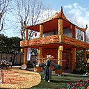 Pour sa 80ème fête des citrons, la ville de Menton a choisi comme thème Jules Verne et son tour du monde en 80 jours, avec passage obligé dans la pagode chinoise.