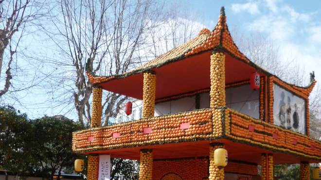 Pour sa 80ème fête des citrons, la ville de Menton a choisi comme thème Jules Verne et son tour du monde en 80 jours, avec passage obligé dans la pagode chinoise.