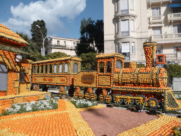 Train à l'ancienne dans les jardins Biovès pour que Philéas Fogg puisse rejoindre Londres.
