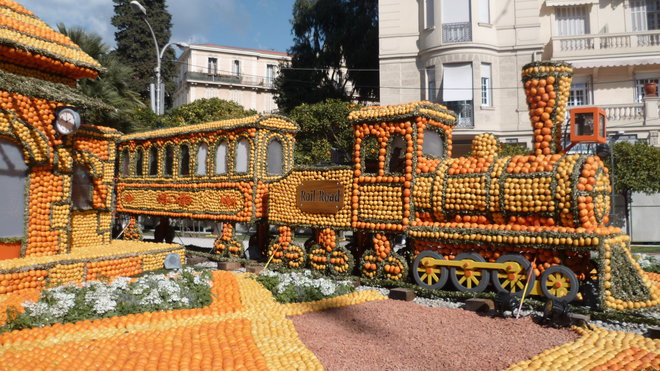 Train à l'ancienne dans les jardins Biovès pour que Philéas Fogg puisse rejoindre Londres.