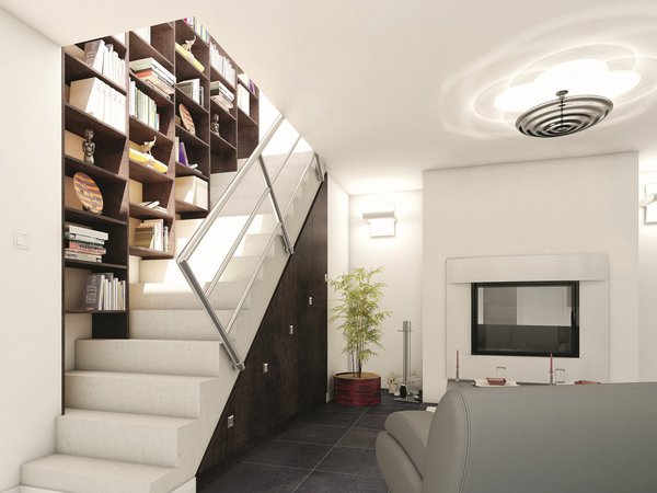 Un espace difficile à exploiter de manière astucieuse : rayonnage au-dessus, rangements fermés en dessous. Un aménagement, en panneaux de particules mélaminés calvados ambre, à réserver aux escaliers suffisamment larges. Etude et devis sur demande, Archea.