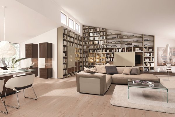 Il est en effet possible de recouper les montants en longueur, en largeur et en profondeur pour aménager son salon au millimètre près. Ce système de rangement, permet aussi de créer des séparations de pièces. Sable et noyer, verre laqué sable  1200 € environ le mètre linéaire, chez Hülsta.