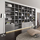 Entièrement sur mesure, les volumes et les couleurs de la bibliothèque Rivoli de chez Quadro participent à la création d’une belle atmosphère, tout en répondant aux besoins de rangement. L’architecture du meuble est soulignée par une rampe de leds au niveau de la plinthe. 10 000 € hors pose pour une hauteur de 2m70 et une longueur de 4m50.