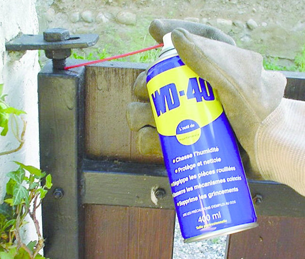 Lubrifier et supprimer les grincements des gonds et pivots de portail. Cette opération est surtout recommandée au printemps, soit au moins une fois par an.