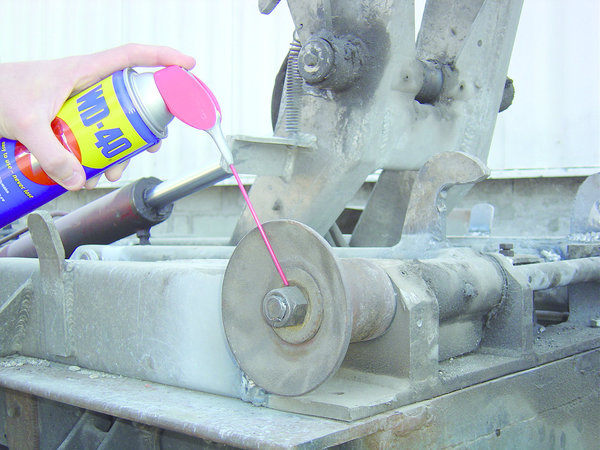 L’action du produit permet en même temps de dégripper  et de  lubrifier les boulons des matériels de toutes sections.