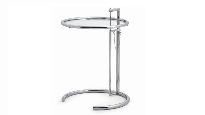 Look élégant pour la table Ajustable qui s’intègre parfaitement dans n’importe quel salon moderne. Son style est simple et sophistiqué, une élégance évidente et intemporelle. La hauteur ajustable de cette table et son pied plat en fera le compagnon idéal pour déjeuner ou pour travailler dans un divan. A partir de 695 €, réédition par Classicon.