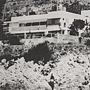 Villa E 1027 d’Eileen Gray et de Jean Badovici, vue de la façade sud de la villa depuis la mer, Roquebrune-Cap-Martin, Côte d’Azur.