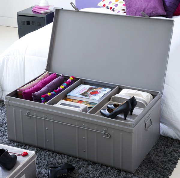 Une malle en métal laquée très classique. Existe en 25 litres, 95, 130 et 175 litres et en coloris aluminium, noir, rouge, taupe, prune, vert anis, bleu et blanc. A partir de 53,90 €. Malle de rangement en métal. Pierre Henry.