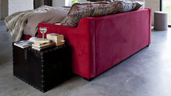 Une malle inspirée des anciennes malles de voyage. En manguier et cuir de buffle. Finition cloutée. 60 x 40 x 40 cm. 219 €. Malle Robinson. AMPM. La Redoute. Un joli bout de canapé.