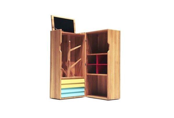 Une malle géante inspirée des années 50 et qui accueille un véritable dressing. En chêne massif, fabriquée artisanalement. Dimensions fermée : 70 x 70 x H 140 cm. Dimensions ouverte : L 140 x P 35 x H 140 cm. Comprend un portemanteau, deux tiroirs, deux grands casiers, quatre petits casiers et un miroir escamotable. Design Gesa Hansen. Sentou Edition. 4990 €. Malle  Collection Family Remix. Made in Design.