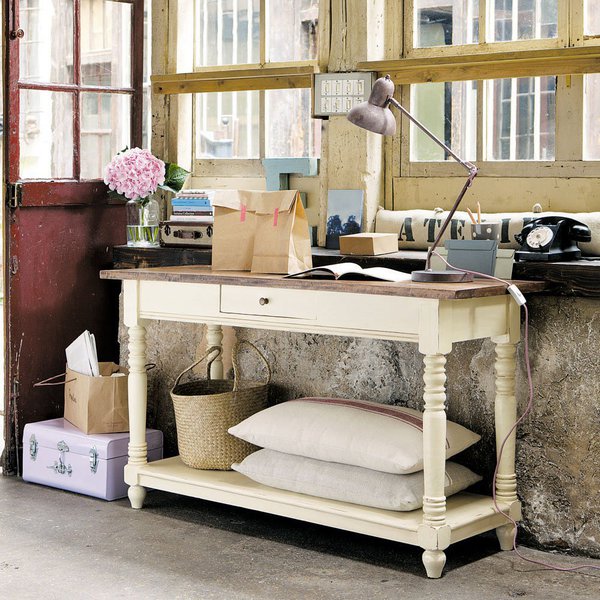 Une touche de douceur dans la maison avec un lot de deux malles en métal galvanisé  couleur lavande. L 56 x P 35  x H 25 cm et L 44 x 27 x H 21 cm. 79 €. Maisons du Monde.