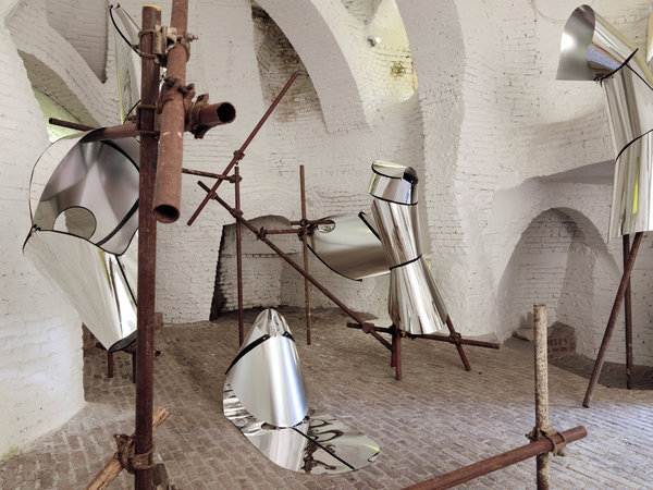 Exposition  « A Propos  de Polly Maggoo », œuvres de Tobias Putrih, comme des armures de métal, elles réfléchissent et captent la lumière et l’espace, intérieur de l’Habitacle II.