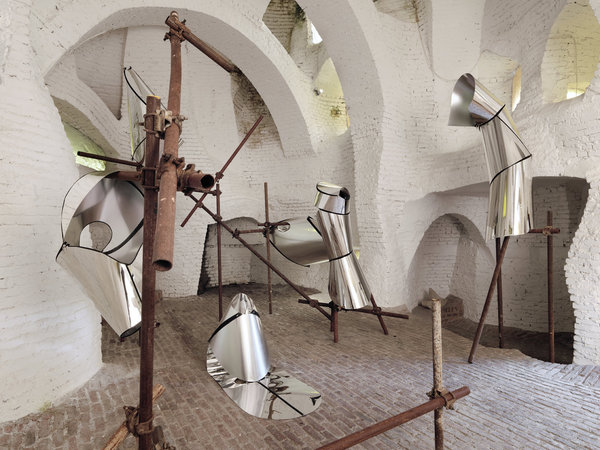 De forme libre, en brique et plâtre peint, l’Habitacle II d’André Bloc offre un espace d’exposition unique pour les œuvres de Tobias Putrih.