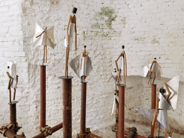 Sculptures portatives en aluminium étincelant et maquettes des 15 robes créées pour le film « Qui êtes-vous Polly Maggoo ? » par Tobias Putrih.