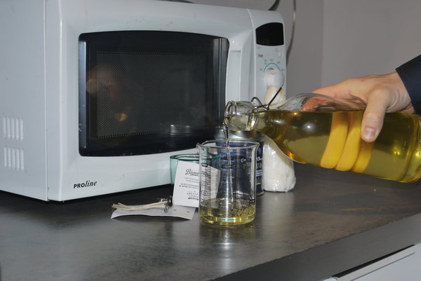 Etape 2 : Filtrez 100 ml d’huile de cuisson, et versez-les dans un verre doseur compatible dans un four à micro-ondes. Sachez que 100 ml d’huile vous permettront de fabriquer une bougie de 30 heures de combustion.