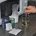 Etape 4 : Ajoutez ensuite, 2 cuillères à soupe supplémentaires à l’huile sortant du four à micro-ondes, puis mélangez jusqu’à ce que la préparation soit homogène.