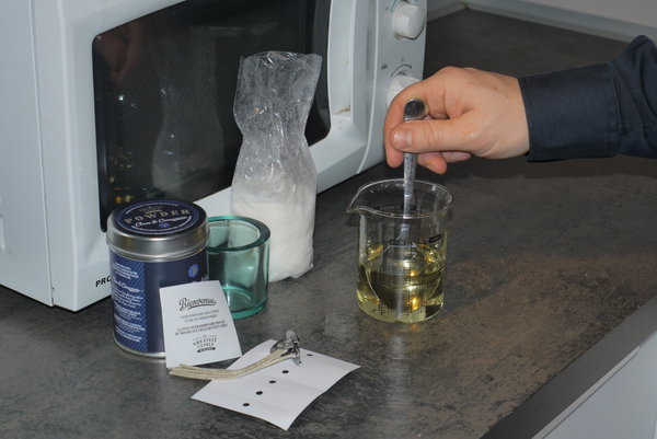 Etape 4 : Ajoutez ensuite, 2 cuillères à soupe supplémentaires à l’huile sortant du four à micro-ondes, puis mélangez jusqu’à ce que la préparation soit homogène.