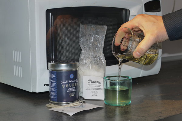 Etape 5 : Versez le mélange dans le contenant de votre choix, de préférence en verre ou en métal, et non inflammable. L’huile étant encore à une température élevée à ce stade, cette étape est à réaliser avec prudence.