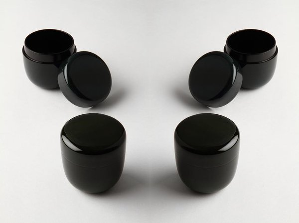 Une boîte à thé dessinée par Saishinshoku Naka-Natsume pour Zohiko, afin de contenir du thé nomade. Elle est confectionnée dans le respect des techniques traditionnelles de laquage de Kyoto. Sa couleur est le fruit d’une recherche de teinte et de brillance. De l’objet brut jusqu’au laquage, tout est fait à la main.