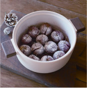 La marmite « Pero cotta » est en terre fonctionnelle, et se fond à toutes les atmosphères et saisons. La marmite permet de conserver la chaleur pour les meilleures cuissons lentes.