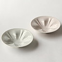 Les « hiracle » de chez Age Design sont de petits plats en porcelaine de Lutani. Ils laissent apparaître une fleur de cerisier lorsque l’on y verse de la sauce ou un assaisonnement.