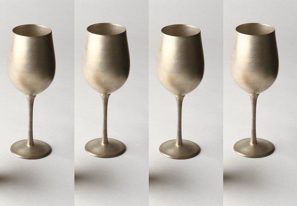 Jamais ailleurs vous ne verrez ce genre de verres à vin. Ceux de Ryota Aoki ont demandé de nombreuses années de recherche, afin d’avoir pu être réalisés. Un défi finalement possible, pour fabriquer un verre à vin en porcelaine doté d’un pied aussi fin.