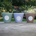 Ensemble de 4 tasses expresso Ronda 1en porcelaine, personnalisables avec un texte personnel. On peut aussi laisser les tasses vierges sans rien écrire. La forme de la tasse sans anse, lui donne un coté très moderne. Lot de 4 tasses, 52 €, decomood.fr.